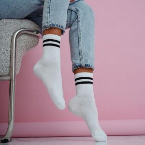 Białe skarpetki damskie dwa paski 1236 bk. Białe skarpetki Milena, bez wzorów, z bawełny. Za 16,90 zł.