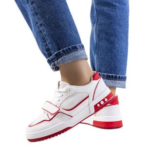 Czerwone sneakersy damskie Kadie białe. Białe trampki bez wzorów, ze skóry ekologicznej, bez zapięcia. Za 83,50 zł.