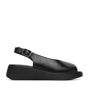 Sandały Lasocki. Czarne sandały Lasocki, bez wzorów, bez obcasa, na płaskiej podeszwie, bez zapięcia. Za 169,99 zł.