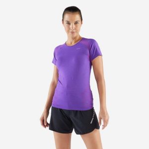 Koszulka do biegania damska Kiprun Run 500 Comfort slim. Fioletowe koszule nocne KIPRUN, bez wzorów, z elastanu, bez ramiączek. Za 89,99 zł.