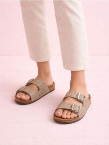 Klapki z ćwiekami i klamrami - beżowy. Brązowe klapki Sinsay, bez wzorów, bez obcasa. Za 49,99 zł.