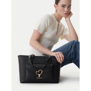 Torebka LOVE MOSCHINO. Czarne torebki klasyczne LOVE MOSCHINO, bez wzorów, bez dodatków. Za 650,99 zł.