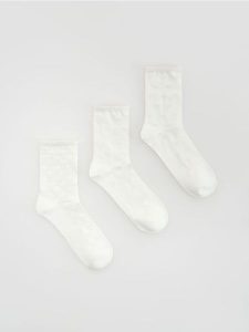 Skarpetki z motywem serca 3 pack - złamana biel. Skarpetki Reserved, bez wzorów. Za 39,99 zł.