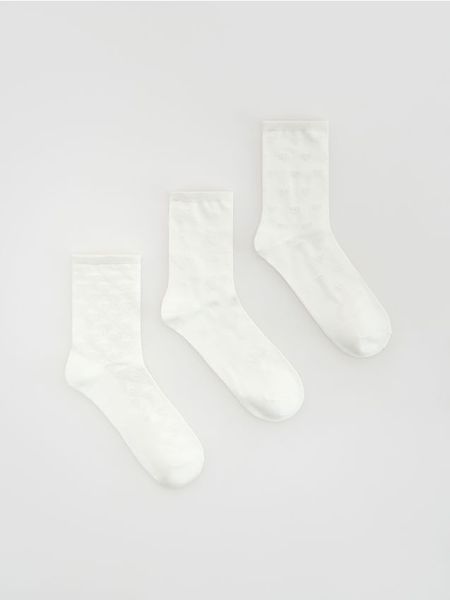 Skarpetki z motywem serca 3 pack - złamana biel. Skarpetki Reserved, bez wzorów. Za 39,99 zł.