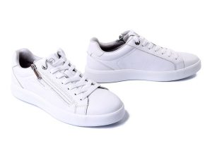 TAMARIS 1-23709-44 100 white, półbuty damskie. Białe półbuty Tamaris, bez wzorów, bez obcasa, bez zapięcia. Za 339,90 zł.