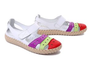 ARTIKER RELAKS 50C0756 white, sandały damskie. Białe sandały Artiker Relaks, w ażurowe wzory, ze skóry, bez obcasa, bez zapięcia. Za 199,90 zł.
