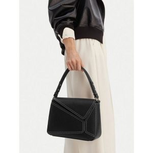 Torebka GINO ROSSI. Czarne torebki klasyczne Gino Rossi, bez wzorów, bez dodatków. Za 199,99 zł.