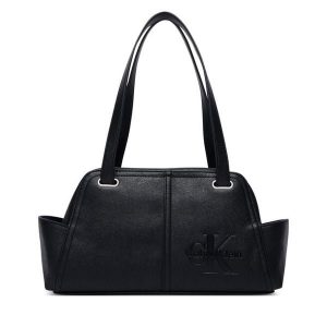 Torebka Calvin Klein. Czarne torebki klasyczne Calvin Klein, bez wzorów, bez dodatków. Za 489,99 zł.