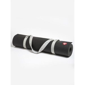 Pasek do transportu maty Manduka Commuter Mat Carrier - Bliss. Szare paski Manduka, bez wzorów, sportowe. Za 59,99 zł.