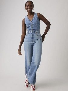 Levi's Kombinezon dżinsowy w kolorze błękitnym rozmiar: W31. Niebieskie kombinezony Levi's®, s, bez wzorów, z bawełny, klasyczne, bez kołnierzyka, bez ramiączek. Za 194,95 zł.