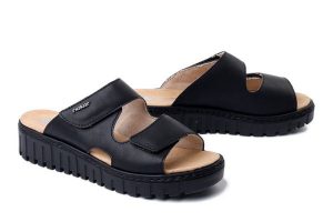 RIEKER V1392-00 black, klapki damskie. Czarne klapki Rieker, bez wzorów, bez obcasa, na koturnie. Za 299,90 zł.