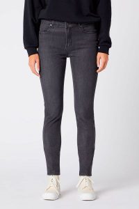 SPODNIE DAMSKIE WRANGLER SKINNY SOFT SHADOW W28KJW10I 112128287. Rurki Wrangler, z jeansu. Za 199,99 zł.