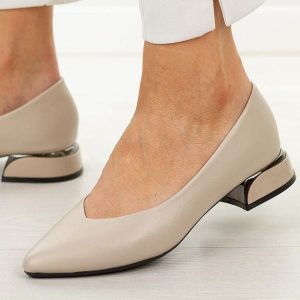 Beżowe czółenka damskie na obcasie Vinceza 62280. Brązowe czółenka VINCEZA, bez wzorów, ze skóry, bez obcasa, na obcasie, bez zapięcia. W wyprzedaży za 148,72 zł.