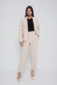 Spodnie cygaretki beżowe. Brązowe chinosy MOODO, bez wzorów, z elastanu. Za 149,99 zł.