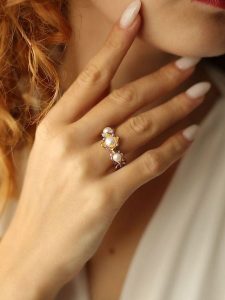 Pierres delicates Pozłacany pierścionek z perłami rozmiar: onesize. Białe pierścionki Pierres delicates, z kryształem, pozłacane. Za 30,99 zł.