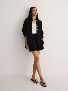 Koszula z bawełnianego muślinu - czarny. Czarne koszule Reserved, l, bez wzorów, z bawełny, bez kołnierzyka, bez ramiączek. W wyprzedaży za 89,99 zł.