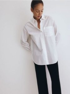 Popelinowa koszula oversize - biały. Białe koszule Reserved, l, bez wzorów, z bawełny, bez kołnierzyka, bez ramiączek. W wyprzedaży za 119,99 zł.