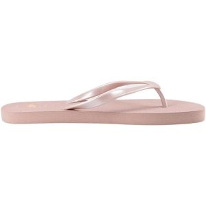 Klapki damskie 4F F018A. Brązowe klapki 4f, bez wzorów, z gumy, bez obcasa. Za 69,99 zł.