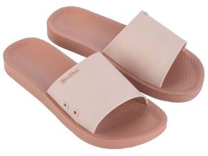 Klapki damskie obuwie plażowe Ipanema Classic Slide Fem. Czerwone klapki Ipanema, z aplikacjami, z gumy, bez obcasa, na płaskiej podeszwie. Za 101,98 zł.
