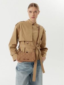 Calvin Klein Torebka Emblem Aop LV04F1164G Brązowy. Brązowe listonoszki Calvin Klein, bez wzorów, z materiału, bez dodatków. Za 329,99 zł.