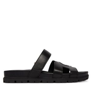 Klapki Guess. Czarne klapki Guess, z aplikacjami, bez obcasa. Za 459,99 zł.