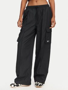 Reebok Spodnie dresowe Zosia RK25704CCW Czarny Regular Fit. Czarne spodnie dresowe Reebok, l, bez wzorów, z dresówki. Za 199,99 zł.