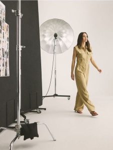 Kombinezon z wiskozą - beżowy. Brązowe kombinezony Reserved, l, bez wzorów, z tkaniny, bez kołnierzyka, bez ramiączek. Za 299,99 zł.