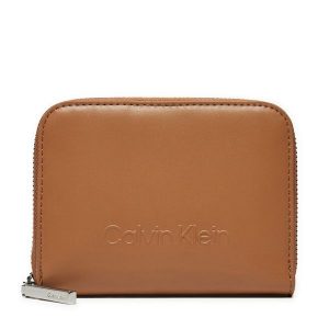 Portfel Calvin Klein. Brązowe portfele Calvin Klein, bez wzorów. Za 279,99 zł.