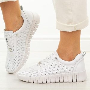 Białe ażurowe skórzane półbuty damskie LeeCopper 4001. Białe półbuty Lee Cooper, na lato, z aplikacjami, z jeansu, z okrągłym noskiem, bez obcasa, bez zapięcia. Za 249,00 zł.