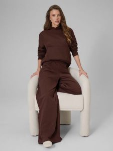 4F Spodnie dresowe z szerokimi nogawkami damskie - brązowe XS. Brązowe spodnie dresowe 4f, s, bez wzorów, z bawełny. Za 149,99 zł.