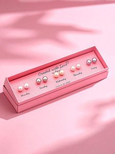 Created with Love 5-częściowy zestaw kolczyków-wkrętek "Pearl" z cyrkoniami rozmiar: onesize. Białe kolczyki Created with Love, z cyrkonią, z mosiądzu. Za 135,49 zł.