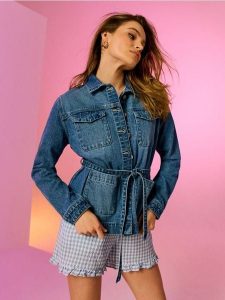 Jeansowa koszula z paskiem - niebieski. Niebieskie koszule Sinsay, l, bez wzorów, z jeansu, bez kołnierzyka, bez ramiączek. Za 79,99 zł.