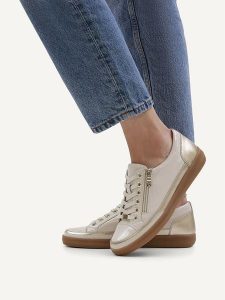 Caprice Skórzane sneakersy w kolorze kremowym rozmiar: 40,5. Brązowe trampki Caprice, bez wzorów, bez zapięcia. Za 196,70 zł.