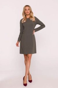 Elegancka sukienka trapezowa z patkami w talii khaki. Brązowe sukienki Stylove, do pracy, m, bez wzorów, biznesowe, bez kołnierzyka, bez ramiączek, trapezowe. Za 249,00 zł.