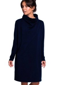 Sukienka dresowa oversize trapezowa z wysokim kołnierzem granatowa. Sukienki Sukienki.shop, na co dzień, l, bez wzorów, z bawełny, bez kołnierzyka, bez ramiączek, oversize. W wyprzedaży za 188,00 zł.