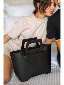 Maison héritage PARIS Skórzana torebka "Rita" w kolorze czarnym - 40 x 25 x 15 cm rozmiar: onesize. Czarne torebki klasyczne Maison héritage PARIS, bez wzorów, z materiału, przez ramię, bez dodatków. Za 289,20 zł.