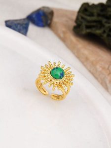 L'Atelier de Gaia Pozłacany pierścionek z kamieniem szlachetnym rozmiar: onesize. Zielone pierścionki L'Atelier de Gaia, pozłacane. Za 52,67 zł.