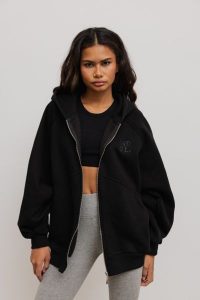 Bluza typu oversize z HAFTEM, w kolorze TOTALLY BLACK- DALLAS-UNI. Czarne bluzy Marsala, m, bez wzorów, z bawełny, z kapturem. Za 349,90 zł.