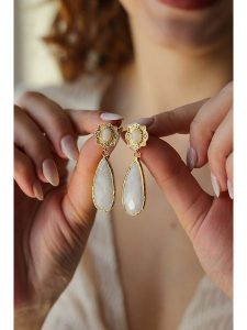 Pierres delicates Pozłacane kolczyki-wkrętki z kamieniami księżycowymi rozmiar: onesize. Żółte kolczyki Pierres delicates, z kamieniem księżycowym, pozłacane. Za 87,81 zł.