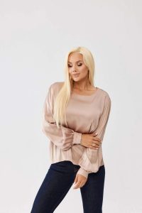 Beżowa satynowa bluzka Bella z łezką na plecach PLUS SIZE XXL OVERSIZE JESIEŃ. Brązowe bluzki Moda Size Plus Iwanek, plus size, bez wzorów, z elastanu, biznesowe, bez kołnierzyka, plus size, bez ramiączek. Za 219,90 zł.