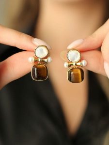 Pierres delicates Pozłacane kolczyki-wkrętki z perłami i kamieniami szlachetnymi rozmiar: onesize. Białe kolczyki Pierres delicates, z perłą, pozłacane. Za 65,99 zł.