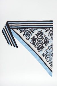 Chusta damska satynowa LIU JO. Apaszki i chusty Liu Jo, bez wzorów, z satyny. Za 199,00 zł.