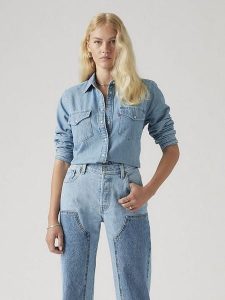 Levi's Koszula dżinsowa w kolorze błękitnym rozmiar: L. Niebieskie koszule Levi's®, l, bez wzorów, bez kołnierzyka, bez ramiączek. Za 194,95 zł.