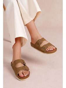 Foreverfolie Klapki w kolorze jasnobrązowym rozmiar: 38. Brązowe klapki Foreverfolie, bez wzorów, z otwartym noskiem, bez obcasa. Za 100,99 zł.