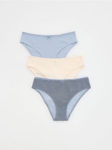 Bawełniane majtki figi 3 pack - jasnoniebieski. Niebieskie figi Reserved, bez wzorów, z bawełny. W wyprzedaży za 39,99 zł.