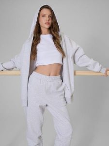 4F Bluza dresowa regular z kapturem damska - szara S. Szare bluzy 4f, s, bez wzorów, z dresówki, z kapturem. Za 179,99 zł.