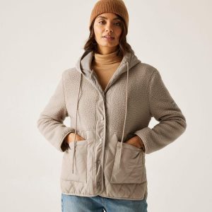 Kurtka damska zimowa ocieplana Mikayla. Brązowe kurtki Regatta, na zimę, bez wzorów, z polaru, bez kaptura. W wyprzedaży za 279,99 zł.