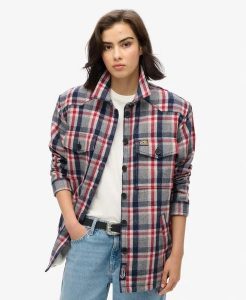 Superdry Borg Check Overshirt – Koszula-overshirt z borgiem w kratę. Czerwone koszule Superdry, z aplikacjami, z materiału, bez kołnierzyka, bez ramiączek. Za 430,25 zł.