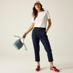 Damskie spodnie Shorebella Capri. Niebieskie szorty Regatta, bez wzorów, z bawełny, sportowe. Za 299,99 zł.