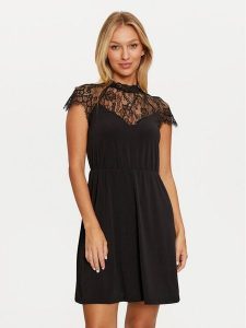 Vero Moda Sukienka koktajlowa Milla 10319974 Czarny Standard Fit. Czarne kombinezony Vero Moda, s, bez wzorów, z syntetyku, wizytowe, bez kołnierzyka, bez ramiączek. Za 89,99 zł.